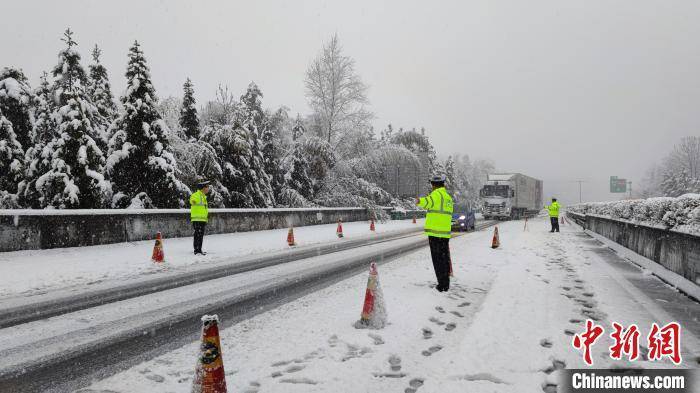 雪卡村交通新动态，现代化交通网络重塑乡村面貌